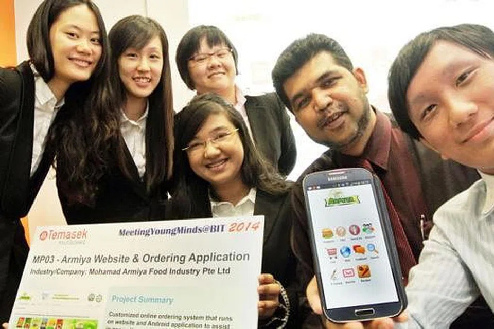 HANYA UNTUKMU: (Dari kiri) Cik Yang Jing, Cik Amy Tan, Cik Jasmine Lim, Cik Amelia Nadia Ghazali Marican (duduk) dan Encik Benjamin How (kanan) teruja dapat membantu pengurus besar Mohamad Armiya Food Industry Pte Ltd, Encik Ghazali Marican (dua dari kanan) memperhalusi urusan perniagaannya melalui kemudahan sistem aplikasi tempahan. - Foto JOHARI RAHMAT