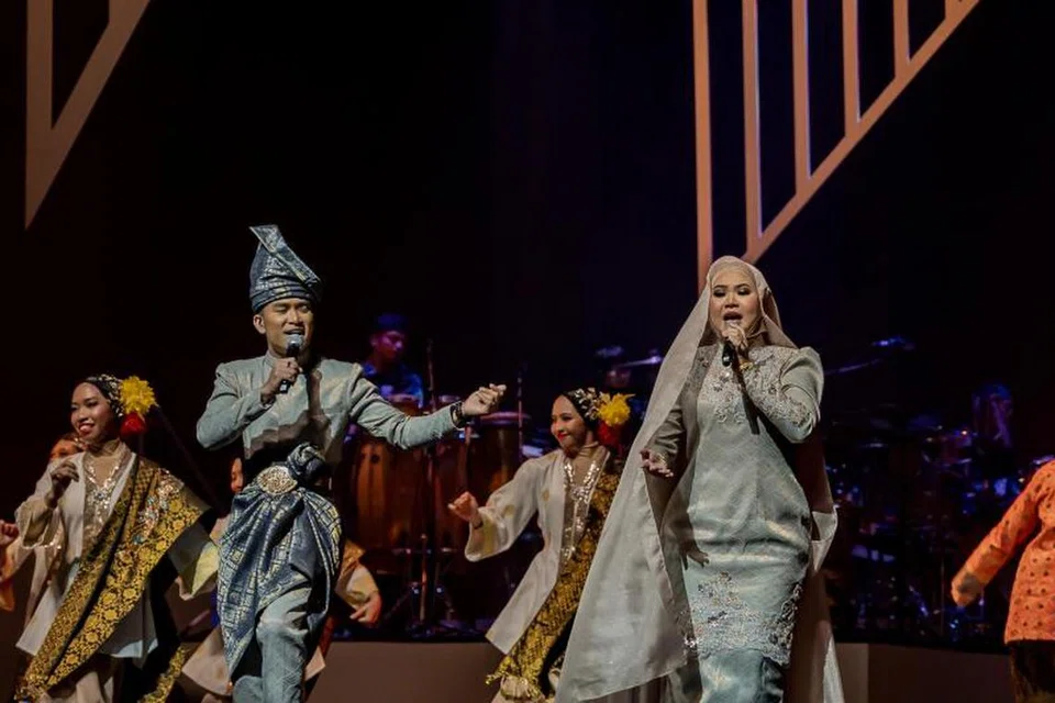 PADUAN SUARA MEMUKAU: Muhammad Nor Shafiq Ridzwan dan Suryana Norddin membawa penonton menyusuri kegemilangan lagu filem klasik Melayu.