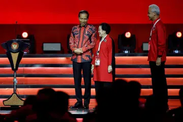 Encik Ganjar Pranowo (kanan) mengumumkan beliau akan berperanan sebagai pembangkang mewakili Parti Demokratik Indonesia – Perjuangan (PDI-P) di Parlimen menjelang penubuhan pemerintah baru pimpinan Encik Prabowo Subianto.