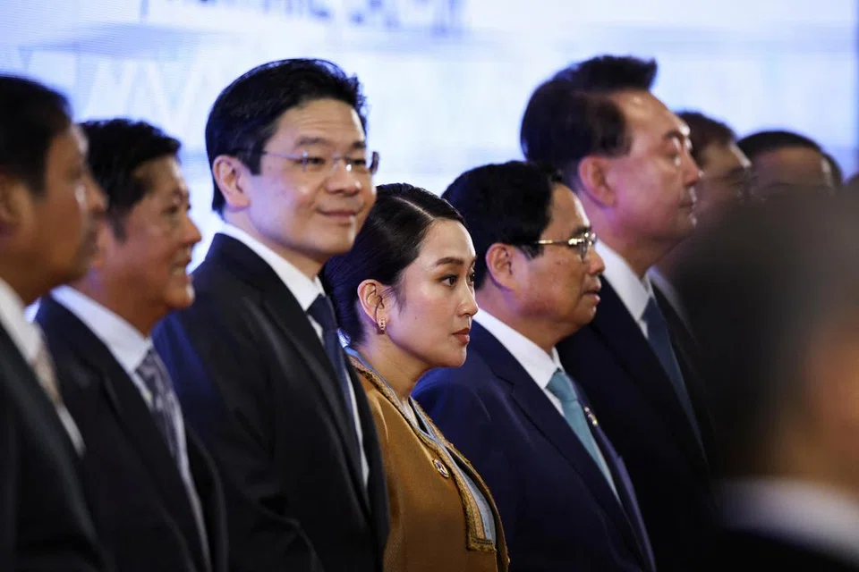 (Dari kiri) Setiausaha Tetap Hal Ehwal Luar Myanmar, Encik Aung Kyaw Moe; Presiden Filipina, Encik Ferdinand Marcos Jr; Perdana Menteri Singapura, Encik Lawrence Wong; Perdana Menteri Thailand, Cik Paetongtarn Shinawatra; Perdana Menteri Vietnam, Encik Pham Minh Chinh; Presiden Korea Selatan, Encik Yoon Suk Yeol; dan pemimpin Asean yang lain menghadiri Sidang Kemuncak Asean Ditambah Tiga (APT) ke-27 di Pusat Konvensyen Nasional, di Vientiane, Laos, 10 Oktober 2024. 