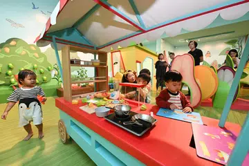 PERLU ADA BATASAN: Apabila kanak-kanak kecil mula meneroka dunia di sekeliling mereka, rasa ingin tahu dan keghairahan dalam diri mereka kadangkala boleh membawa kepada tingkah laku yang terlalu mesra.