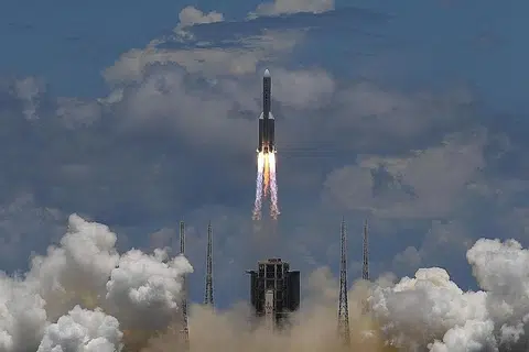 POTENSI TAMBAH TAPAK PELANCARAN: Sembilan satelit perdagangan China dilancarkan menggunakan roket Long March 11, serupa Long March-5 di atas, yang diterbangkan dari Laut Kuning. - Foto AFP
