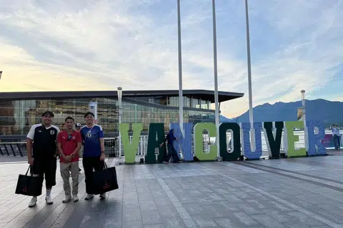 Tiga rakan rapat, (dari kiri) Haziq Azman, Munif Zain dan Ryu Kairin Anaqi Suzuki, merealisasikan impian menyaksikan Piala Dunia 2026 secara langsung di Vancouver, Canada.