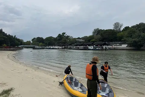 (dari kiri) Encik Clarence Chua, Cik Marianne Tan dan Encik Jefnilham Jamaludin singgah di pantai Changi.
