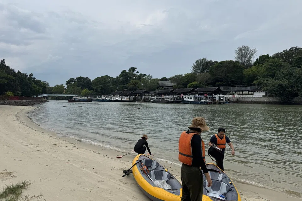 (dari kiri) Encik Clarence Chua, Cik Marianne Tan dan Encik Jefnilham Jamaludin singgah di pantai Changi.