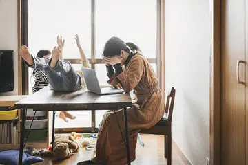 CABARAN TANGANI TEKANAN: Ibu bapa yang perlu bekerja dari rumah berhadapan dengan pelbagai kerenah si cilik. Ia menuntut strategi dalam mencari keseimbangan dalam menangani tuntutan kerja dan peranan selaku ibu bapa. - Foto ISTOCKPHOTO