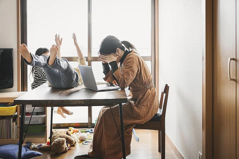 CABARAN TANGANI TEKANAN: Ibu bapa yang perlu bekerja dari rumah berhadapan dengan pelbagai kerenah si cilik. Ia menuntut strategi dalam mencari keseimbangan dalam menangani tuntutan kerja dan peranan selaku ibu bapa. - Foto ISTOCKPHOTO