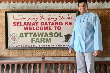 DI LADANG TERNAKAN DI INDONESIA: Pengasas Attawasol Insaniy, Ustaz Dr Leyaket Ali, di depan ladang penternakannya di Indonesia yang mempunyai lebih 3,500 ekor kambing - Foto ATTWASOL INSANIY