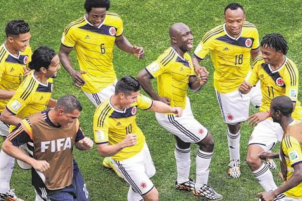 SAMBA GOL?: Para pemain Colombia menari bersama selepas menjaringkan gol dalam perlawanan menentang Ivory Coast semalam. - Foto AFP