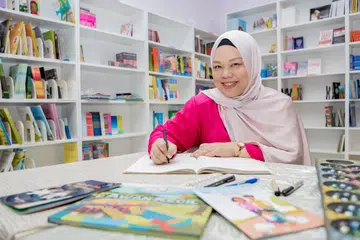 BERDIKARI: Cik Maria Mahat, pengasas Ungu Pen, bukan sahaja mengukir ceruk untuk dirinya dalam dunia sastera bahkan mendedikasikan dirinya untuk mempromosikan kepelbagaian dan kesaksamaan dalam bidang penulisan.