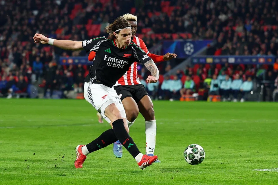 Pemain pertahanan Arsenal, Riccardo Calafiori, menjaringkan gol ketujuh Arsenal.