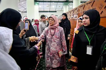 TUNAI SOLAT: Presiden Halimah Yacob semalam telah menyertai lebih 1,200 jemaah menunaikan solat Aidiladha di Masjid Jamae Chulia - masjid tertua di Singapura. - Foto MUIS