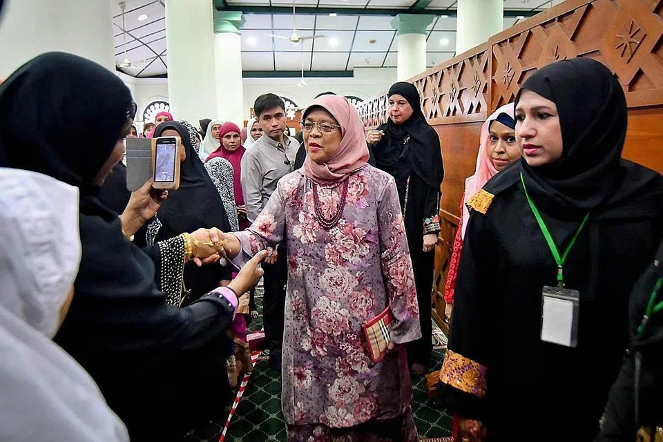 TUNAI SOLAT: Presiden Halimah Yacob semalam telah menyertai lebih 1,200 jemaah menunaikan solat Aidiladha di Masjid Jamae Chulia - masjid tertua di Singapura. - Foto MUIS