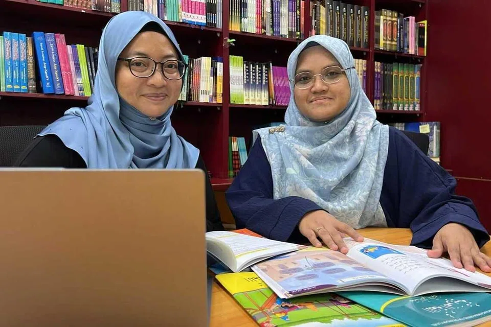 Pengurus di Jabatan Penyelidikan dan Pembangunan Darul Andalus, Cik Raudha Abdullah (kiri), dan Pengarah Eksekutif Darul Andalus, yang juga ahli Pasukan Petugas Transformasi Digital (DTT) Darul Andalus, Cik Khaafizah Md Hanif, memastikan kandungan buku teks, buku kerja dan wadah dalam talian e-pendidikan yang dihasilkan Darul Andalus sesuai dengan pelajar Singapura yang mengikuti kelas agama secara sambilan di pusat pengajian Islam Andalus dan Cordova.