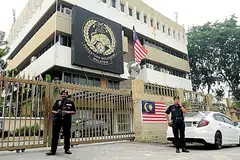 HADAPI TEKANAN: Pelbagai pihak menuntut kepimpinan Persatuan Bola Sepak Malaysia (FAM) dirombak berikutan kemerosotan prestasi skuad kebangsaan di pentas antarabangsa. - Foto UTUSAN ONLINE
