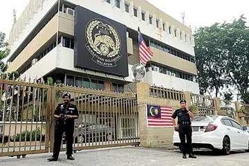 HADAPI TEKANAN: Pelbagai pihak menuntut kepimpinan Persatuan Bola Sepak Malaysia (FAM) dirombak berikutan kemerosotan prestasi skuad kebangsaan di pentas antarabangsa. - Foto UTUSAN ONLINE