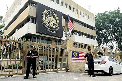 HADAPI TEKANAN: Pelbagai pihak menuntut kepimpinan Persatuan Bola Sepak Malaysia (FAM) dirombak berikutan kemerosotan prestasi skuad kebangsaan di pentas antarabangsa. - Foto UTUSAN ONLINE