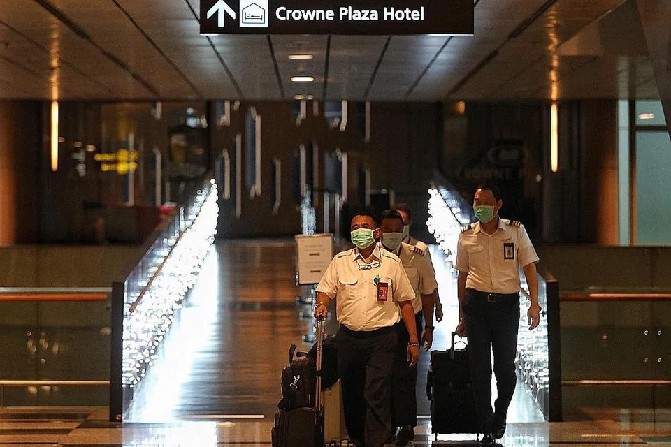 BERHENTI TERIMA TETAMU: Hotel Crowne Plaza akan berhenti menerima tetamu baru, dan kru penerbangan asing serta tetamu yang kini menginap di sana akan didaftar keluar secara bertahap. Kru penerbangan yang akan tiba di Singapura akan ditempatkan di kemudahan alternatif. - Foto BH oleh JOEL CHAN