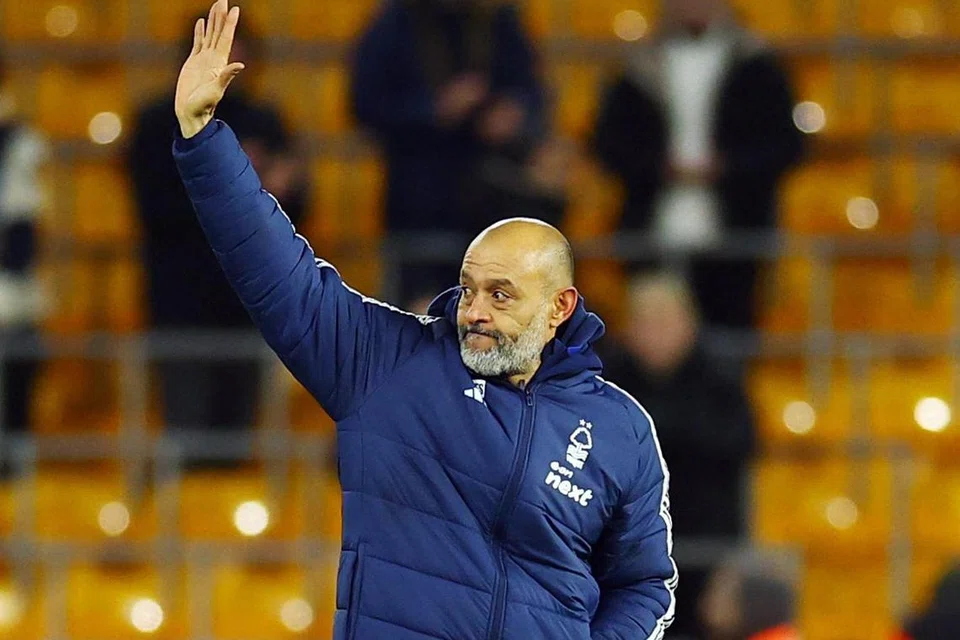 Pengurus Nottingham Forest, Nuno Espirito Santo, melambai kepada peminat kelab itu selepas pasukannya menewaskan Wolverhampton dalam perlawanan pada 7 Januari di Stadium Molineaux.