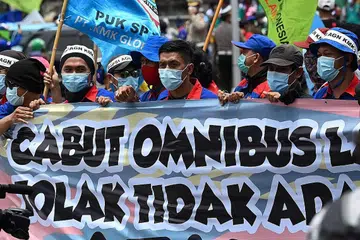 SUARA RAKYAT: Ribuan orang mengadakan bantahan di ibu kota Jakarta bagi membantah pelaksanaan Undang-Undang Cipta Kerja. - Foto AFP