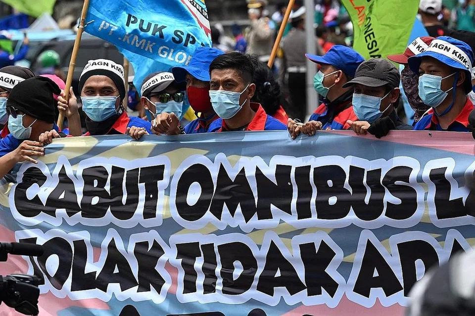 SUARA RAKYAT: Ribuan orang mengadakan bantahan di ibu kota Jakarta bagi membantah pelaksanaan Undang-Undang Cipta Kerja. - Foto AFP