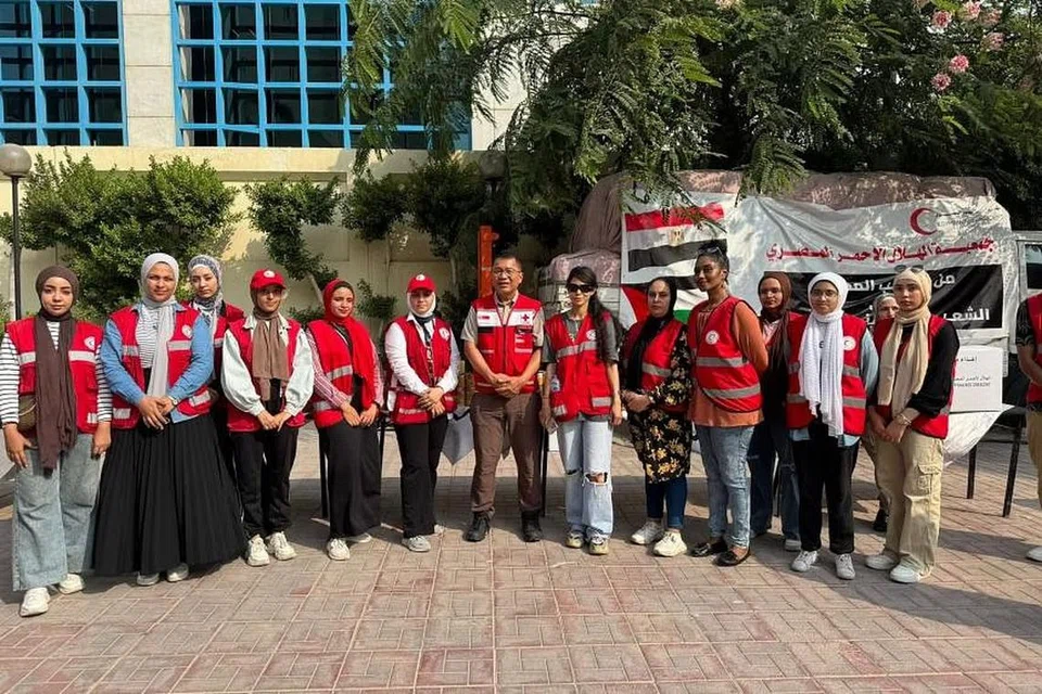 SELARAS BANTUAN KEMANUSIAAN: Encik Sahari Ani (tujuh dari kiri) bersama Persatuan Bulan Sabit Merah Mesir (ERC) yang menyelaras bantuan kemanusiaan ke Gaza menerusi sempadan Rafah.