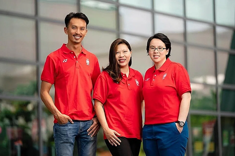 SASAR KEJAYAAN: Valerie Teo (kanan) mahu pasukan bowling negara memperbaiki prestasi di Sukan SEA tahun ini selepas persembahan mengecewakan pada edisi Sukan SEA lalu di Kuala Lumpur. Beliau bersama chef de mission kontinjen Singapura di Sukan SEA 2019, Cik Juliana Seow (tengah), dan penolong chef de mission, Encik Chung Pei Ming. - Foto SNOC