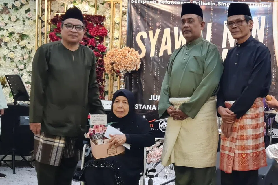 Pelakon mapan, Cik Halimah Ismail (berkerusi roda), antara salah seorang dari 10 penerima bantuan kewangan sempena majlis Syawal Nan Prihatin di Istana@Promenade dan bergambar bersama Pengerusi Prihatin, Encik Moliano Rasmadi (kiri); Penasihat Prihatin, Encik Mohamed Anwar Tahar (dua dari kanan); dan Presiden Kehormat Prihatin, Encik Jasmi Mohd Nor.