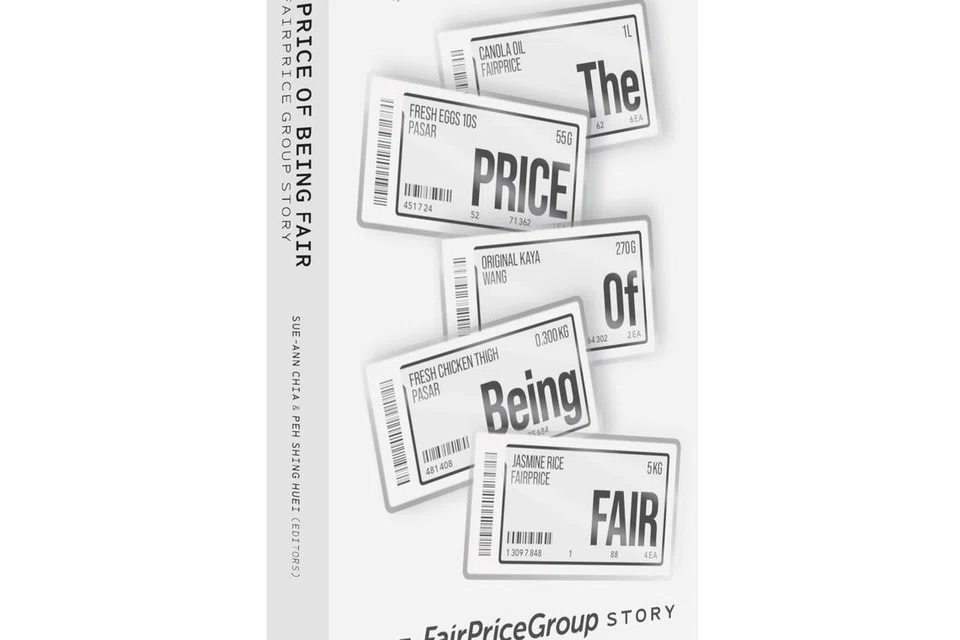 MERAKAM SEBUAH PERJALANAN: Buku ‘The Price of Being Fair: The FairPrice Group Story’ (Harga Untuk Berlaku Adil: Kisah FairPrice Group) setebal 200 halaman ini  mengisahkan perkembangan, cabaran dan pencapaian pasar raya NTUC FairPrice dalam usaha memenuhi keperluan harian dan cita rasa masyarakat di tengah-tengah persaingan sengit yang dihadapi dari masa ke masa.