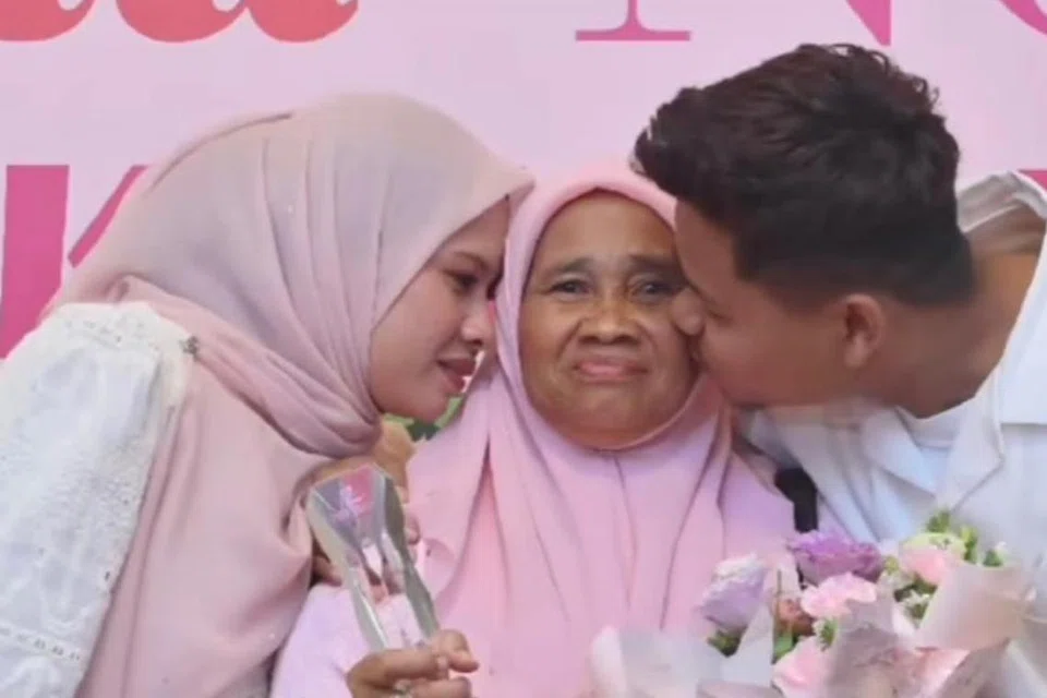 Cik Kamariah Md Yatim ketika menerima Anugerah Ibu Inspirasi pada ‘Malam Gala Ibu Inspirasi Mingguan Wanita X Nona’ yang berlangsung di Hotel Seri Pacific Kuala Lumpur, baru-baru ini, di samping dua daripada lapan orang anaknya.