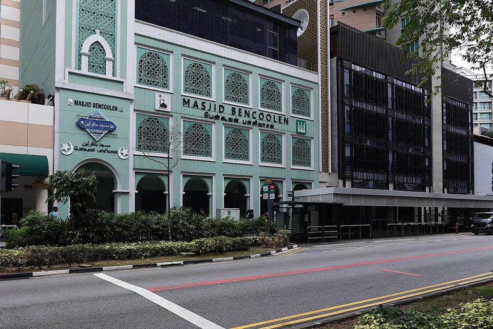 Masjid Bencoolen tetap berdiri teguh di 51 Bencoolen Street, di samping menara kediaman dan bangunan komersial. Ia terletak kira-kira  seminit berjalan kaki dari stesen MRT Bencoolen mengikut Laluan Downtown (DTL). (Gambar sisipan) Masjid Bencoolen pada 2019, sebelum dinaik taraf.