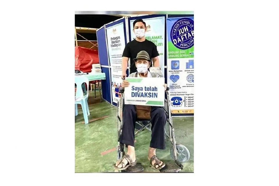 GEMBIRA DIVAKSIN: Encik Seliman gembira setelah disuntik vaksin Covid-19 baru-baru ini. - Foto NST