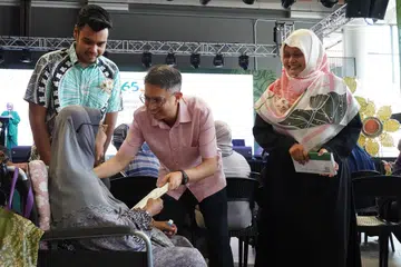 Menteri Negara (Ehwal Dalam Negeri merangkap
Pembangunan Negara), Profesor Madya Dr Muhammad Faishal Ibrahim,
(tengah) sedang mengagihkan duit zakat kepada salah seorang benefisiari,
disaksikan (kiri) Presiden Persatuan Muhammadiyah, Ustaz Muhammad Azri Azman, dan (kanan) Setiausaha Umum, Persatuan Muhammadiyah ,
Cik Roszanah Abdul Salim, di acara agihan zakat pada 2023 di WGS.
