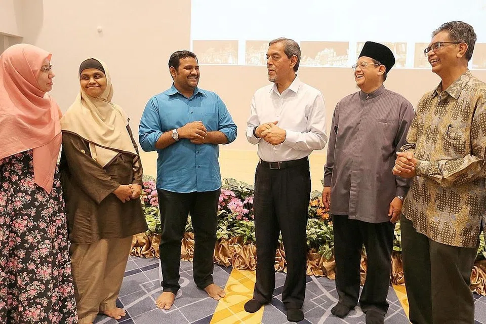 BAKTI KEPADA MASYARAKAT: Encik Sallim (enam dari kiri) yang antara lain berbakti sebagai pengerusi lembaga pengarah Warees Investments bersama mantan Mufti Ustaz Mohamed Fatris Bakaram dan mantan Ketua Eksekutif Muis Haji Abdul Razak Hassan Maricar bersama benefisiari wakaf pada 2017. - Foto fail