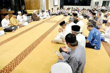 DOA UNTUK JASAWAN: Majlis tahlil dipimpin Mufti Dr Mohamed Fatris (lima dari kiri) dengan disertai (dari kiri) Encik Zaqy Mohamad; pengerusi Masjid Yusof Ishak, Haji Mohammad Ayub Johari; menantu Allahyarham Othman Wok, Encik Munir Shah; dan Dr Yaacob Ibrahim. - Foto M.O. SALLEH