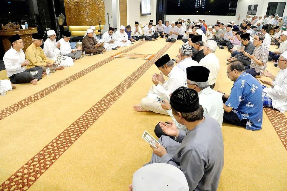 DOA UNTUK JASAWAN: Majlis tahlil dipimpin Mufti Dr Mohamed Fatris (lima dari kiri) dengan disertai (dari kiri) Encik Zaqy Mohamad; pengerusi Masjid Yusof Ishak, Haji Mohammad Ayub Johari; menantu Allahyarham Othman Wok, Encik Munir Shah; dan Dr Yaacob Ibrahim. - Foto M.O. SALLEH