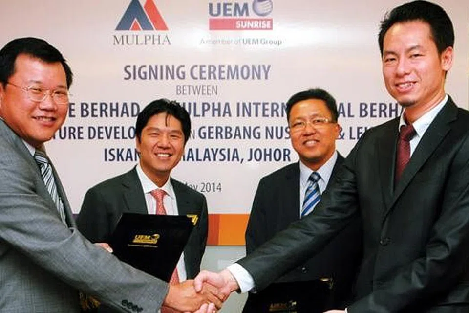 KERJASAMA: Ketua Pegawai Kewangan Mulpha International, Encik Lee Eng Leong (kiri), bertukar dokumen ditandatangani Ketua Pegawai Operasi UEM Sunrise, Encik Raymond Cheah, diperhatikan Pengerusi Eksekutif Mulpha International, Encik Lee Seng Huang (dua dari kiri) dan Dato' Izzaddin. - Foto UEM