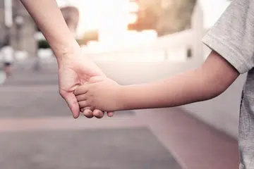 Seorang ibu tunggal berjuang membimbing anak istimewanya menghadapi dunia yang mencabar.