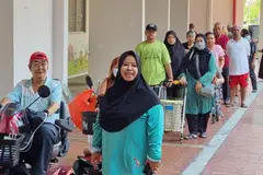 Cik Sarimah Amat (depan), pengasas Project Pencil, telah mendampingi kira-kira 10 warga emas yang tinggal bersendirian sejak 2020.