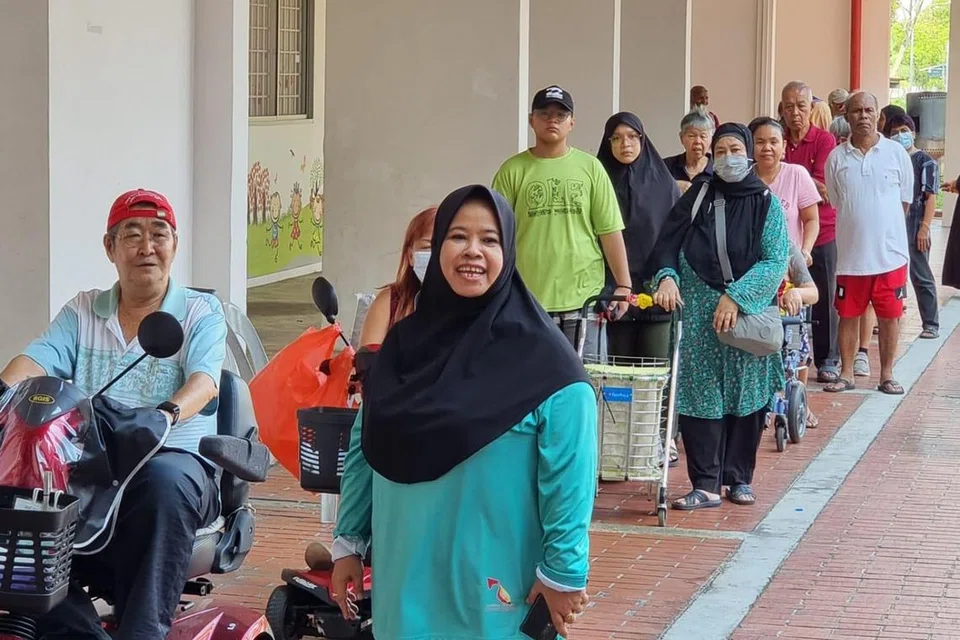 Cik Sarimah Amat (depan), pengasas Project Pencil, telah mendampingi kira-kira 10 warga emas yang tinggal bersendirian sejak 2020.