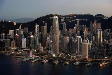 TERJEJAS: Hong Kong, yang pernah menjadi hab perniagaan hebat pelbagai bidang, telah terputus hubungan di peringkat antarabangsa semasa pandemik kerana ia mematuhi strategi ketat sifar-Covid Beijing. - Foto-foto REUTERS 