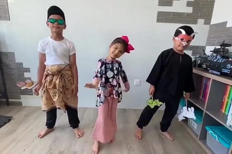 COMEL LOTE: Keluarga Myra, kanak-kanak perempuan berusia lima tahun bersama dua abangnya mempersembahkan lagu rakyat Chan Mali Chan dengan penuh semangat dan bergaya. - Foto PROGRAM UJANA OLEH M3@TAMPINES 