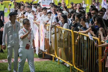 Menteri Kebudayaan, Masyarakat dan Belia, Encik Edwin Tong, yang menang di GRC East Coast, melambai para penyokong di Stadium Bedok pada 3 Mei.