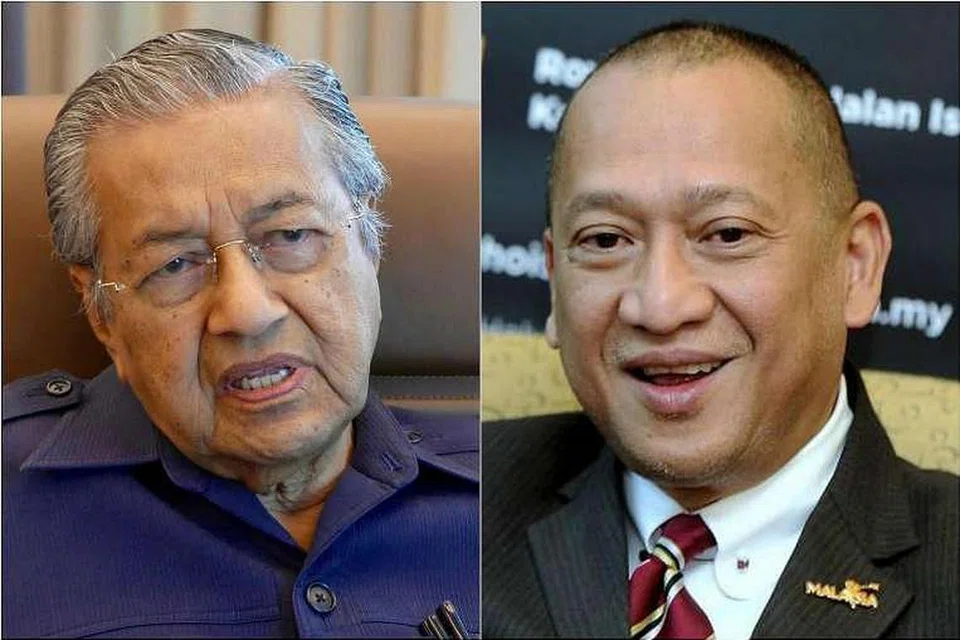Datuk Seri Nazri (kanan) meminta Dr Mahathir bertanding di kawasan Perak dalam pilihan raya umum akan datang. Dr Mahathir berkata beliau tidak akan bertanding di sembarang kawasan undi dan mereka harus mengadakan perdebatan sebagai ganti. 