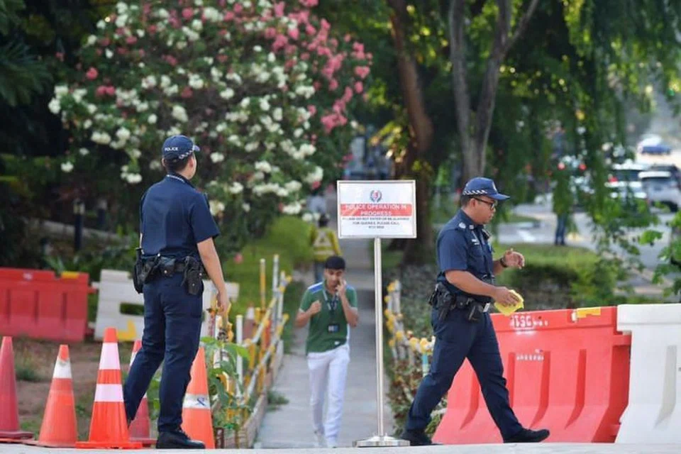 Polis meletakkan tanda di Kim Seng Road sebagai persediaan operasi pelupusan bom WWII pada 18 November. - Foto ST oleh NG SOR LUAN