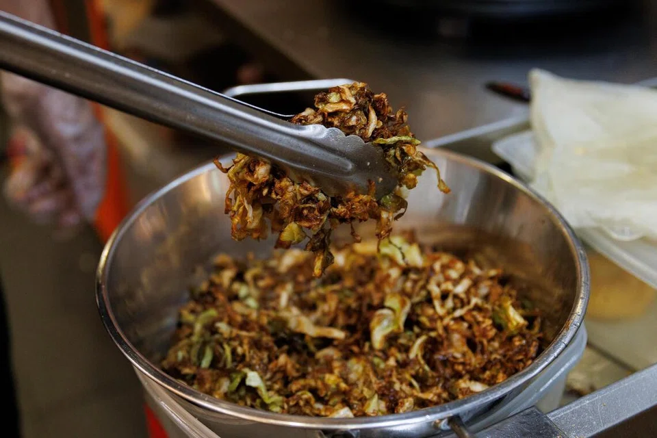 Kubis goreng merupakan unsur unik dan penting dalam hidangan ayam gepuk. Kubis goreng memberikan gabungan rasa manis, sedikit pahit dengan tekstur yang garing. Ia berfungsi sebagai pengimbang rasa pedas pada sambal yang dipadankan.