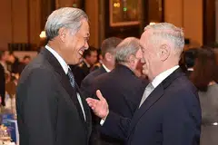 BERAMAH MESRA: Dr Ng Eng Hen (kiri) seronok berinteraksi dengan Encik James Mattis semasa sesi makan malam kelmarin. Kementerian Pertahanan menyatakan Dr Ng dan Encik Mattis telah mengesahkan hubungan pertahanan yang cemerlang dan sekian lama antara Singapura dengan Amerika Syarikat. - Foto FACEBOOK DR NG ENG HEN