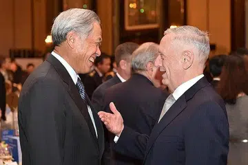 BERAMAH MESRA: Dr Ng Eng Hen (kiri) seronok berinteraksi dengan Encik James Mattis semasa sesi makan malam kelmarin. Kementerian Pertahanan menyatakan Dr Ng dan Encik Mattis telah mengesahkan hubungan pertahanan yang cemerlang dan sekian lama antara Singapura dengan Amerika Syarikat. - Foto FACEBOOK DR NG ENG HEN