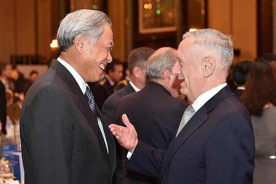 BERAMAH MESRA: Dr Ng Eng Hen (kiri) seronok berinteraksi dengan Encik James Mattis semasa sesi makan malam kelmarin. Kementerian Pertahanan menyatakan Dr Ng dan Encik Mattis telah mengesahkan hubungan pertahanan yang cemerlang dan sekian lama antara Singapura dengan Amerika Syarikat. - Foto FACEBOOK DR NG ENG HEN