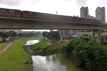PROJEK DIHENTI: Beginilah pemandangan tanah runtuh di Sungei Ulu Pandan berhampiran Clementi Ave 6, dekat tapak binaan Clementi NorthArc. - Foto BH oleh JOYCE FANG